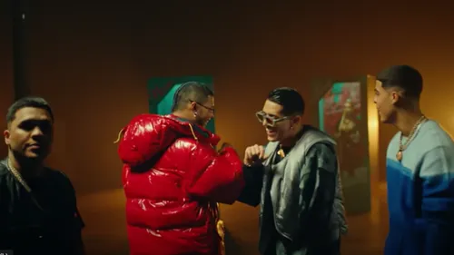 Boza bien entouré pour "Ella (Remix)"